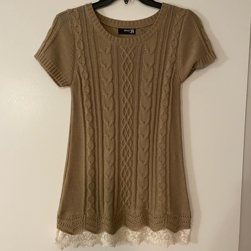 Mak B short sleeved sweater with lace trim